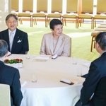 　文化勲章受章者、文化功労者らと懇談される天皇、皇后両陛下＝４日午後、宮殿・連翠（代表撮影）