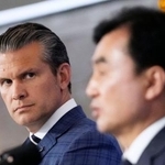 　米韓の定例安保協議後の記者会見で、韓国の安圭伯国防相（右）を見つめるヘグセス米国防長官＝４日、ソウルの国防省（共同）