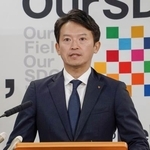 　兵庫県庁で記者会見する斎藤元彦知事＝４日午後