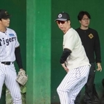 　秋季キャンプに合流し、ブルペンで木下（左）を指導する阪神・藤川監督＝高知県安芸市