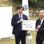 　前田利家が構えた拠点「陣」跡の発掘調査について解説する、名古屋市立大の千田嘉博教授（右）＝４日午後、佐賀県唐津市