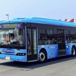 　関西空港内で旅客を送迎することが決まった大阪・関西万博のＥＶバス＝７月、大阪市此花区の夢洲（関西エアポート提供）