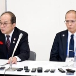 　県道整備用地の買収額増額問題を巡り、職員を対象に行っていた聴取について記者会見する福岡県の担当者＝４日午後、福岡県庁