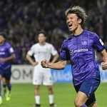 　広島-江原　後半、先制ゴールを決め喜ぶ広島・加藤＝Ｅピース