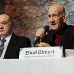 　パグウォッシュ会議で登壇したイスラエルのオルメルト元首相（右）とパレスチナ自治政府のキドワ元外相＝４日午後、広島市中区