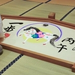 　熊野本宮大社で完成した来年の干支「午」の大絵馬＝和歌山県田辺市