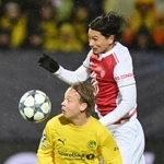 　ボデグリムト戦の前半、競り合うモナコの南野（右）＝ボデ（共同）