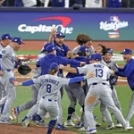 　米大リーグ、ブルージェイズとのワールドシリーズ第７戦を制して２連覇を達成し、喜ぶドジャースの山本由伸（右から３人目奥）ら＝２日、トロント（共同）