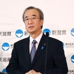 　定例の記者会見を行う新潟県の花角英世知事＝５日午前、県庁