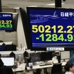　終値が前日比１２８４円９３銭安の５万０２１２円２７銭となった日経平均株価を示すモニター＝５日午後、東京都港区の外為どっとコム