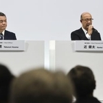 　決算説明会で記者の質問に答えるトヨタ自動車の近健太ＣＦＯ（右）＝５日午後、東京都内