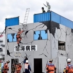 　地震を想定した訓練で、救助活動する消防隊員＝５日午前、堺市