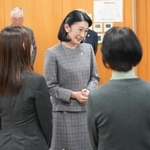 　恩賜財団母子愛育会を訪れ、シンポジウムの参加者らと懇談される紀子さま＝５日午後、東京都港区（代表撮影）