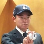 　西武入りが決まり、ポーズをとる育成ドラフト６位で指名された上智大の正木悠馬投手＝５日、東京都内
