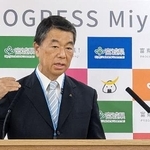 　記者会見する宮城県の村井嘉浩知事＝５日午前、県庁