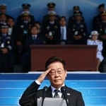 　「国軍の日」の式典で敬礼する韓国の李在明大統領＝１０月１日、韓国中部忠清南道（聯合＝共同）