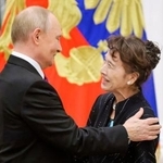 　ロシアのプーチン大統領（左）から「プーシキン・メダル」を贈られた俳優の栗原小巻さん＝４日、モスクワ（タス＝共同）