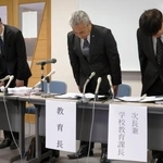 　記者会見で謝罪する茨城県桜川市教育委員会の稲川善成教育長（中央）ら＝５日午後、茨城県桜川市