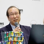 　報道各社の取材に応じる京都大の北川進特別教授＝５日午後、京都市左京区