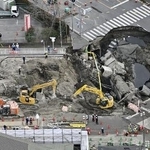 　県道が陥没しトラックが転落した事故現場＝２月、埼玉県八潮市