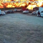 　貨物機が墜落、燃え上がる炎と煙。ソーシャルメディアの動画から＝４日、米ケンタッキー州ルイビル（Ｋｅｎｔｕｃｋｙ　Ｔｒｕｃｋ　Ｐａｒｔｓ　＆　Ｓｅｒｖｉｃｅ提供、ロイター＝共同）