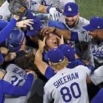 　米大リーグ、ブルージェイズとのワールドシリーズ第７戦を制して２連覇を達成し、チームメートと喜ぶドジャースの山本由伸（中央）＝２日、トロント（ゲッティ＝共同）