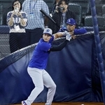 　グラウンドで打撃練習するドジャース・大谷。右はロバーツ監督＝１０月、トロント（共同）