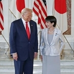 　会談を前に笑顔で言葉を交わす高市早苗首相（右）とトランプ米大統領＝１０月２８日、東京・元赤坂の迎賓館