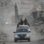 　ガザ北部ガザ市で人質の遺体を探すイスラム組織ハマスの戦闘員ら＝５日（ＡＰ＝共同）