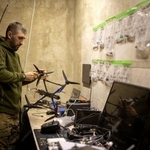 　ドローンを整備するウクライナ兵＝４日、ウクライナ東部（ロイター＝共同）