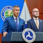 　記者会見するダフィー米運輸長官（左）ら＝５日、ワシントン（ゲッティ＝共同）