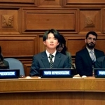 　「世界津波の日」の会合に参加した（手前左から）小椋琉華さん、小松光月さん、平間夢人さん＝５日、米ニューヨークの国連本部（共同）