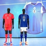 　お披露目されたサッカー日本代表が２０２６年Ｗ杯北中米３カ国大会で着用する新ユニホーム＝６日、東京都内