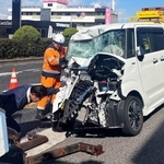　特別支援学校のバスに追突した自動車＝６日午前１１時５８分、大阪府高石市