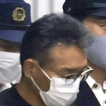 　逮捕された鈴木将博容疑者＝６日午前７時３５分、警視庁綾瀬署