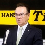 　阪神のヘッドコーチ就任が決まり、記者会見する和田豊氏＝６日、兵庫県西宮市の球団事務所