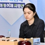 　韓国移籍後初めて、棋戦優勝した仲邑菫四段＝６日、ソウル（韓国棋院提供、共同）