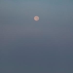 　パレスチナ自治区ガザ北部の上空で観測された「スーパームーン」＝６日、イスラエル南部スデロトから撮影（共同）