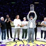 　レーカーズ戦のコートに登場し、優勝トロフィーを掲げるドジャースのスネル＝５日、ロサンゼルス（ゲッティ＝共同）