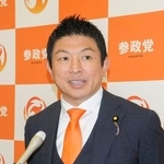 　取材に応じる参政党の神谷代表＝６日午後、国会