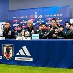 　東京デフリンピックのサッカー男女日本代表の壮行会で、抱負を語るＧＫ松元卓巳主将（前列右から２人目）＝６日、東京都内