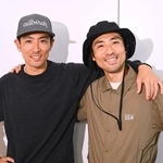 　肩を組むノルディックスキー複合男子の渡部暁斗（左）と弟の善斗＝６日、羽田空港