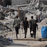 　パレスチナ自治区ガザで、厳しい状況の中で生きる人々＝６日（ゲッティ＝共同）