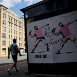 　サンドイッチを投げる様子を描いた絵＝９月１１日、米ワシントン（ロイター＝共同）