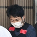 　送検のため名古屋・港署を出る甲斐海月容疑者＝７日午前８時５８分