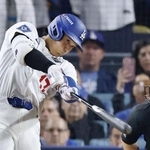 　指名打者で出場したワールドシリーズ第３戦、この試合２本塁打目となる同点ソロを放つドジャース・大谷＝ロサンゼルス（共同）