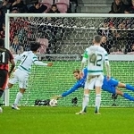 　ＰＫを決めたセルティックの旗手怜央（左から２人目）＝６日（ロイター＝共同）