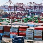 　中国山東省の青島港に積まれたコンテナ＝１０月（新華社＝共同）