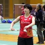 　バドミントンの熊本マスターズに向けた強化合宿で、サーブを確認する女子の山口茜＝東京都北区