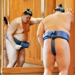 　てっぽうで汗を流す大の里＝福岡市西区の二所ノ関部屋宿舎